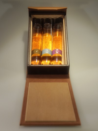 Geöffnetes EVO Leder-Étui mit EVO, EVO FUMO und EVO DWine im Zigarrenglas